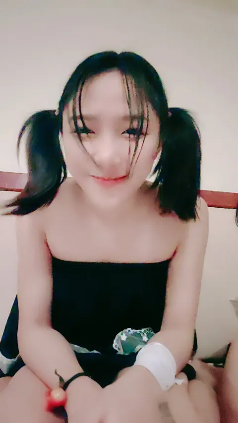 调教双马尾清纯小妹口交大鸡巴，乖巧可爱全程露脸，揉奶玩逼各种舔弄大鸡巴，淫声荡语撩骚狼友按摩棒玩逼逼
