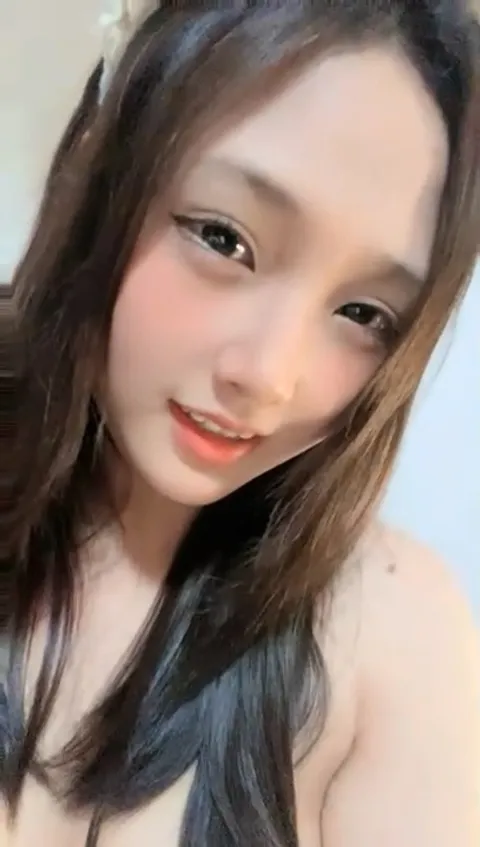 清纯可爱美少女！甜美嫩妹妹！难得收费秀一波，无毛骚穴掰开特写，彩虹假屌骑乘位，妹妹玩的还挺花