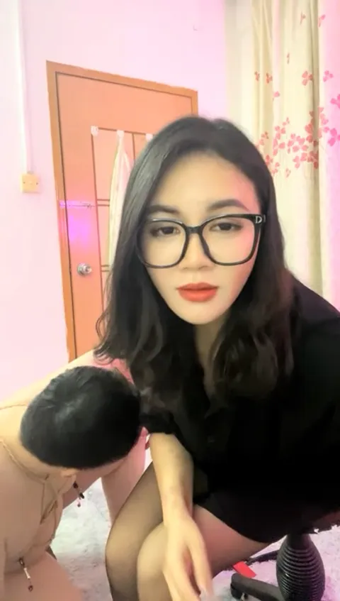 眼镜御姐女王调教！绳子捆绑地上爬行！小皮鞭抽打，骑脸舔逼滴蜡，道具插马眼，豹纹内裤骚逼
