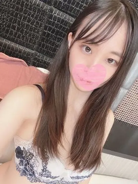 FC精品无码PPV_肤白身材苗条的纯真无邪女孩，嘴和阴道里满是白浊精液