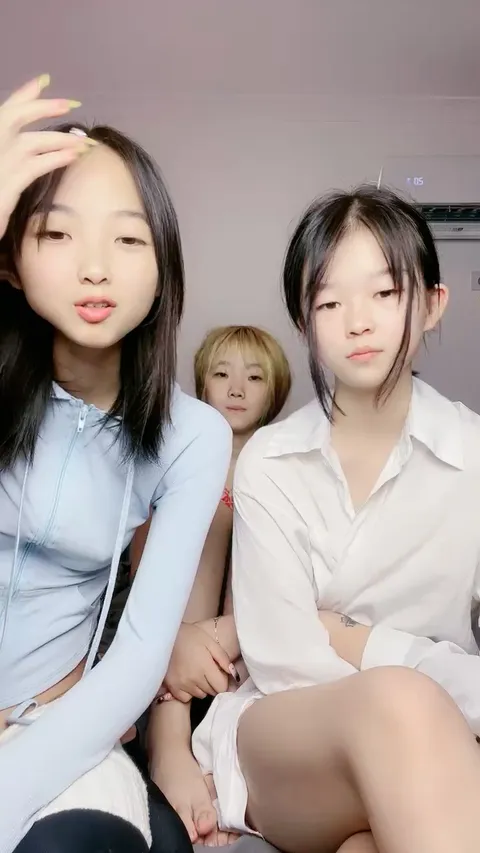 三个00后嫩妹妹！幸福老哥一挑三！超嫩美乳粉穴，双头龙女女互插，骑乘位一个个上，翘屁股求操