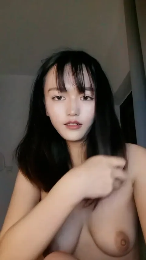 笑起来超甜小姐姐！新人下海大尺度！假屌大黑牛双管齐下，从下往上视角，翘起屁股后入，低低呻吟