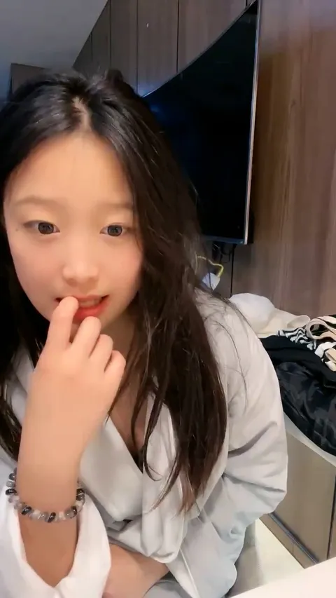 新人下海美女！外表甜美酒店开房！收费房开操，骑脸插嘴振动棒插穴，叫起来好骚，大肥臀后入很Q弹