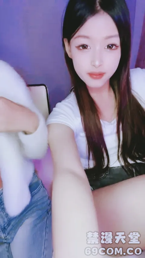 【禁漫直播】两个00后颜值美少女！超级嫩紧致小穴！幸福炮友操逼,撸硬特写视角抽插,浴室洗澡掰开小穴