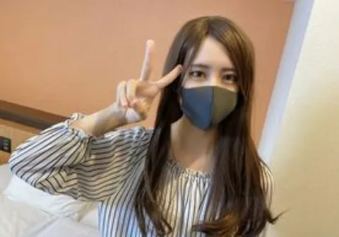 FC精品无码PPV_用冷漠的目光俯视男人的苗条白皙美女