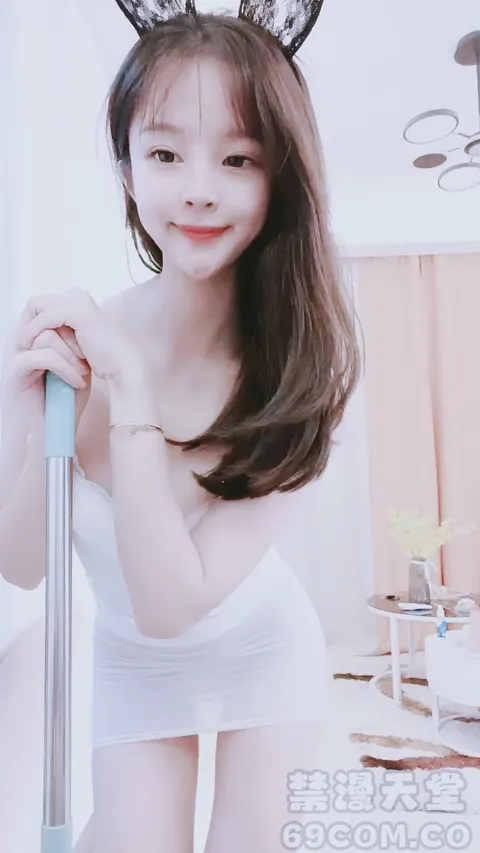 【禁漫直播】丝袜高跟大长腿高颜值闺蜜和好姐妹大秀直播,淫声荡语揉奶玩逼坐插假鸡巴,闺蜜给拖把乳交蹭逼特写饥渴难耐