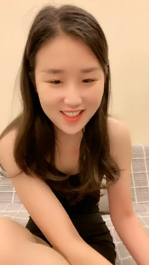 文静甜美小姐姐！被炮友各种玩弄！黑丝大长腿，手指扣多毛嫩穴，沙发上骑坐抽插，不尽兴振动棒伺候