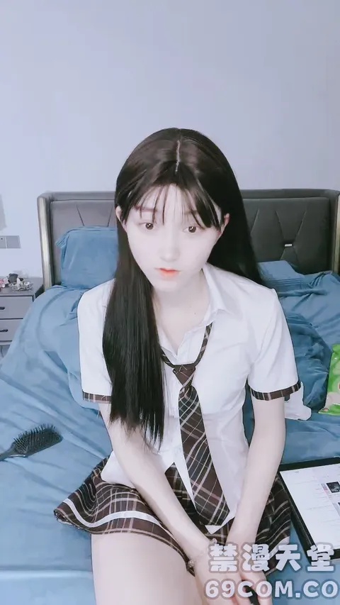 【禁漫直播】极品尤物！清纯美少女！新花样胖大叔玩穴,清洗器逼里灌水,跳蛋按摩器双管齐下,美女很喜欢