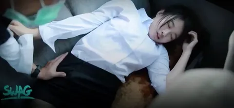 清纯美丽理财专员被出租车司机按倒强行车震 呻吟声销魂爽的不由自主喊深一点舒服