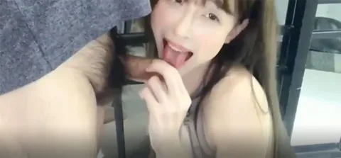 骚屄被按在沙发和床上一顿猛操 最后射给她吃