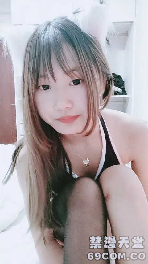 【禁漫直播】新人下海甜美小妹妹！情趣猫耳朵卡哇伊！丝袜美腿没穿内裤,掰开小穴特写,换上女仆装诱惑