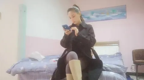 大长腿高马尾御姐美乳翘臀紧身裤,扒掉裤子摸穴张开双腿猛操,骑乘呻吟一脸享受