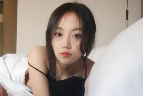 校花抓着班长肉棒往穴里塞!