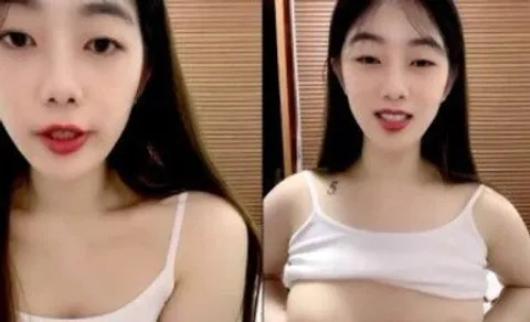 七彩主播--幼校老师 ：极品在校大奶老师~B粉嫩啊~爱了爱了，校园清纯，回家露大淫屄，判若两人！